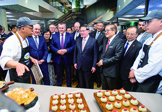  Li Qiang and the Prime Minister of New Zealand jointly visited the headquarters of Fonterra Group